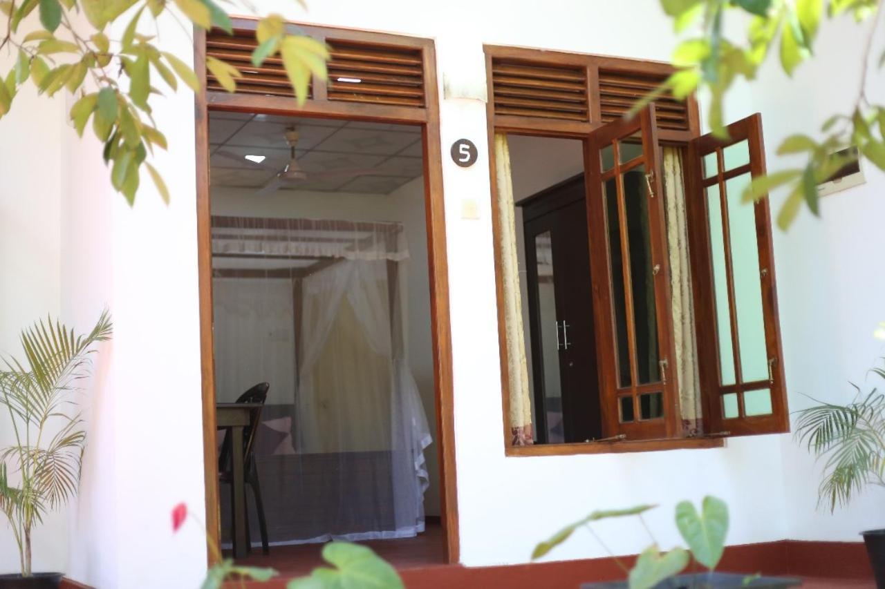 Bakery Family Guest House Mirissa Bagian luar foto