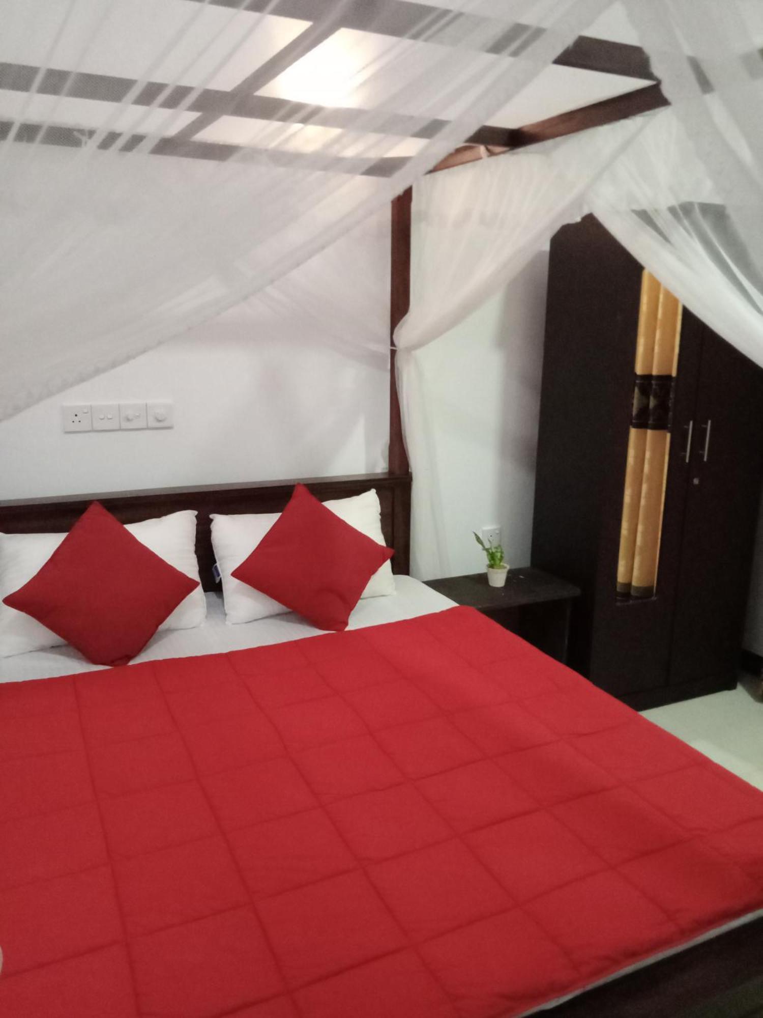 Bakery Family Guest House Mirissa Bagian luar foto