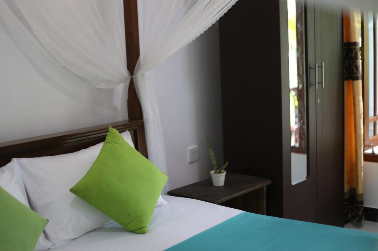 Bakery Family Guest House Mirissa Ruang foto