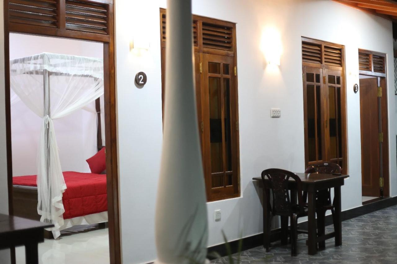Bakery Family Guest House Mirissa Ruang foto