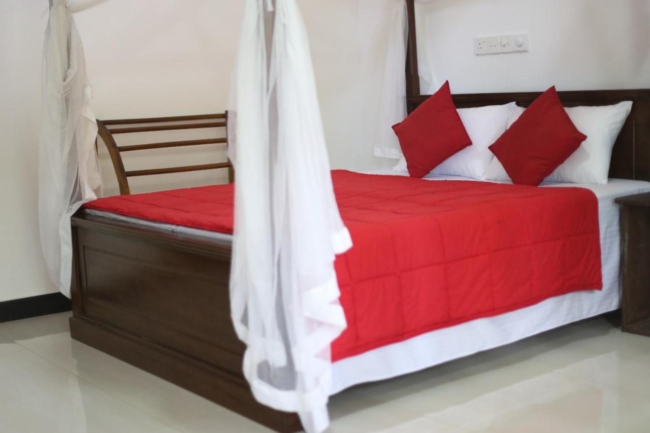 Bakery Family Guest House Mirissa Ruang foto