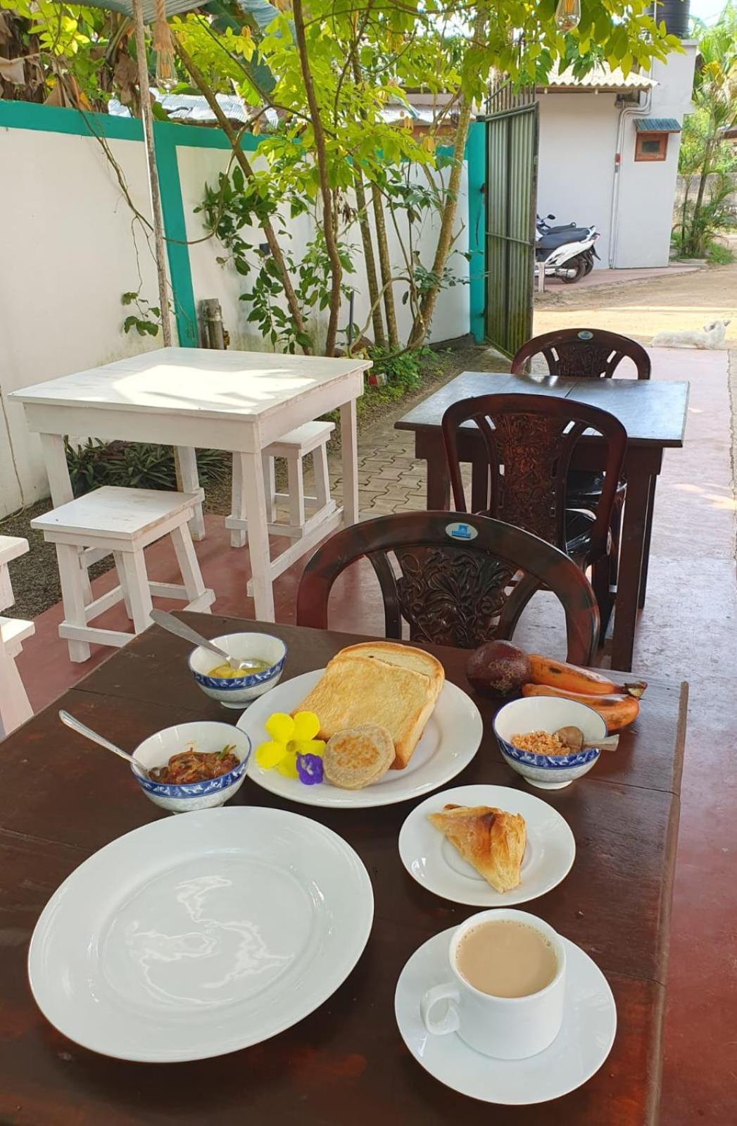 Bakery Family Guest House Mirissa Bagian luar foto