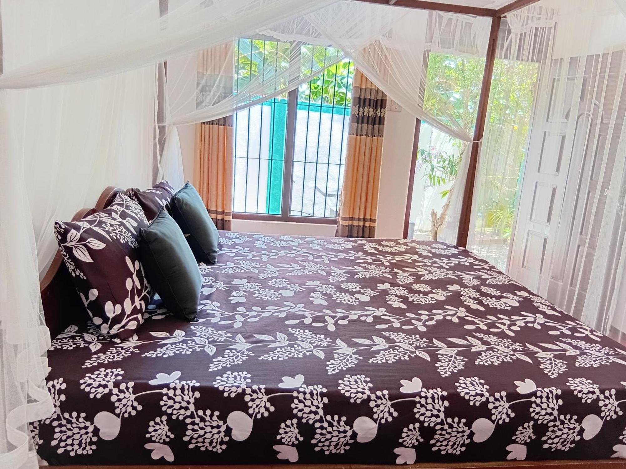 Bakery Family Guest House Mirissa Bagian luar foto